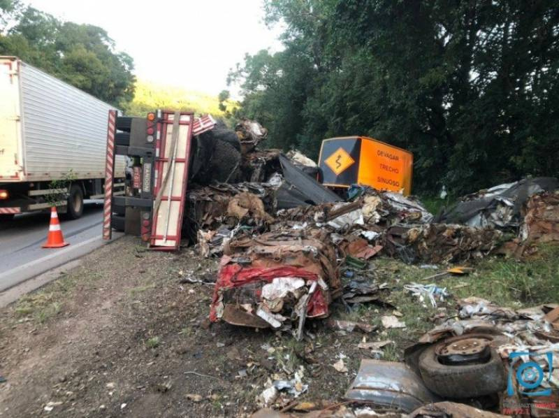 Carreta carregada de sucata tomba na ERS 324