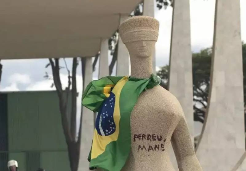 Ministro Alexandre de Moraes autoriza progressão para o regime semiaberto à cabeleireira “Débora do Batom