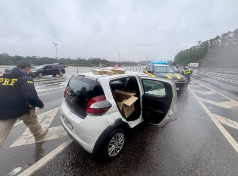 Jovem de 18 anos é preso com mais de 15 quilos de drogas escondidos em caixa de papelão na BR-101 norte