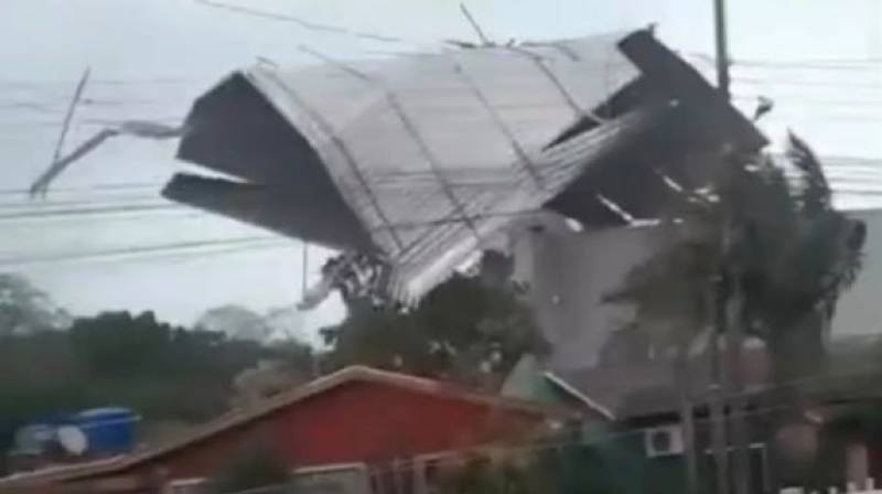 Vendaval com rajadas acima de 100 km/h arranca telhados e provoca destruição em Santa Catarina