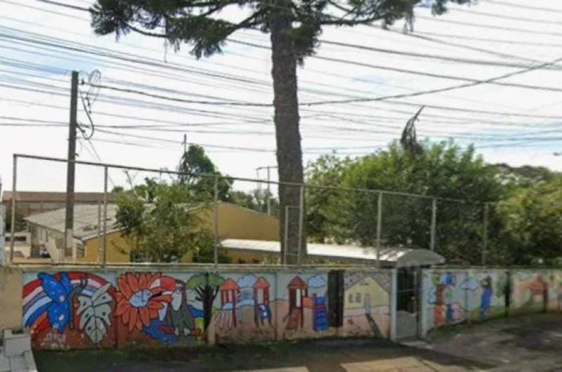 Homem que invadiu escola e fez cerca de 20 crianças reféns é morto pela polícia em Curitiba