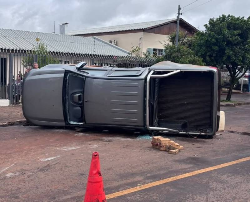 Colisão entre duas caminhonetes deixa mulher ferida no Centro de Santo Ângelo
