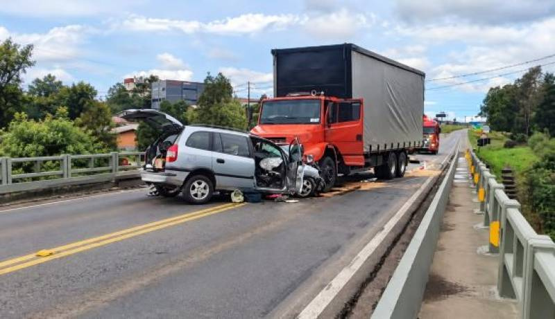 Motorista morre após colisão frontal entre carro e caminhão na RSC-453, em Caxias do Sul
