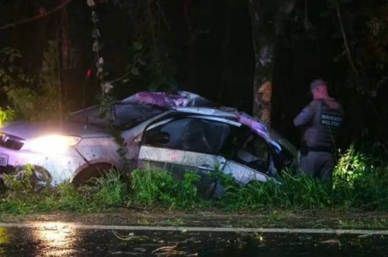 Motorista de 55 anos morre após colisão de carro contra árvore na RS-377, em Cruz Alta