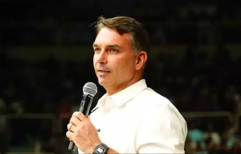 Flávio Bolsonaro diz que não vai a debate da Band, marcado para o próximo domingo