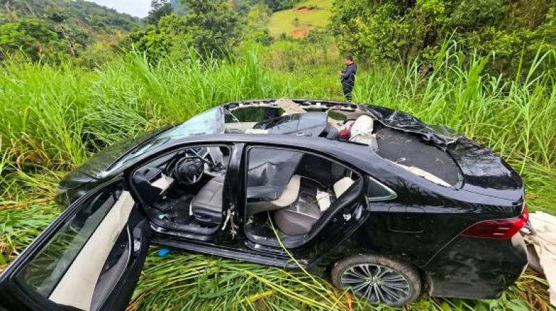 Pedra transportada por caminhão cai sobre carro e deixa mulher gravemente ferida em Santa Catarina