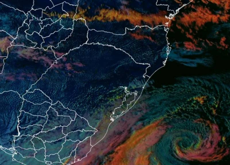 Ciclone na costa do RS chama a atenção por formato raro em imagens de satélite; confira