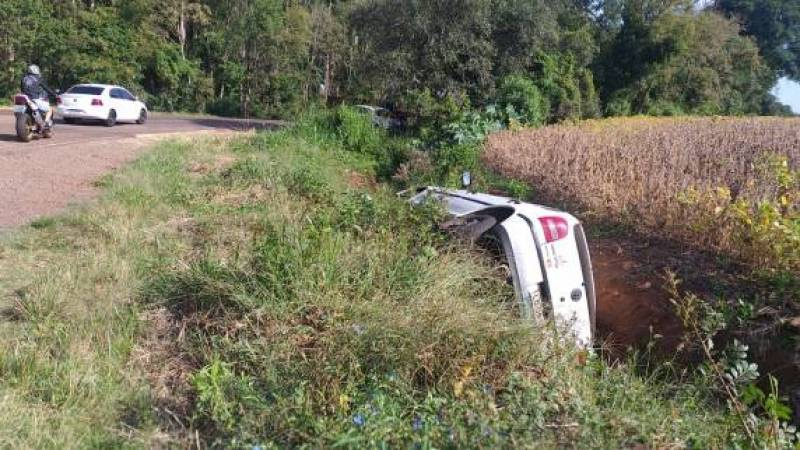 Veículo de Santo Ângelo tomba na RS 342 deixando duas pessoas feridas