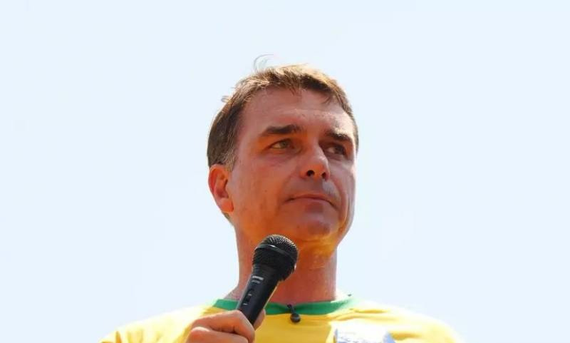 Polícia Federal intima Flávio Bolsonaro a entregar passaportes após decisão de Alexandre de Moraes