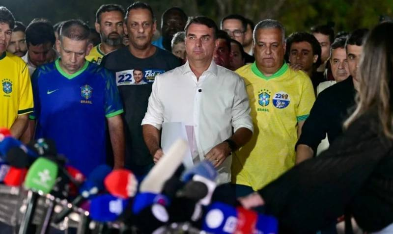 Flávio Bolsonaro diz que liderará oposição ao governo Lula