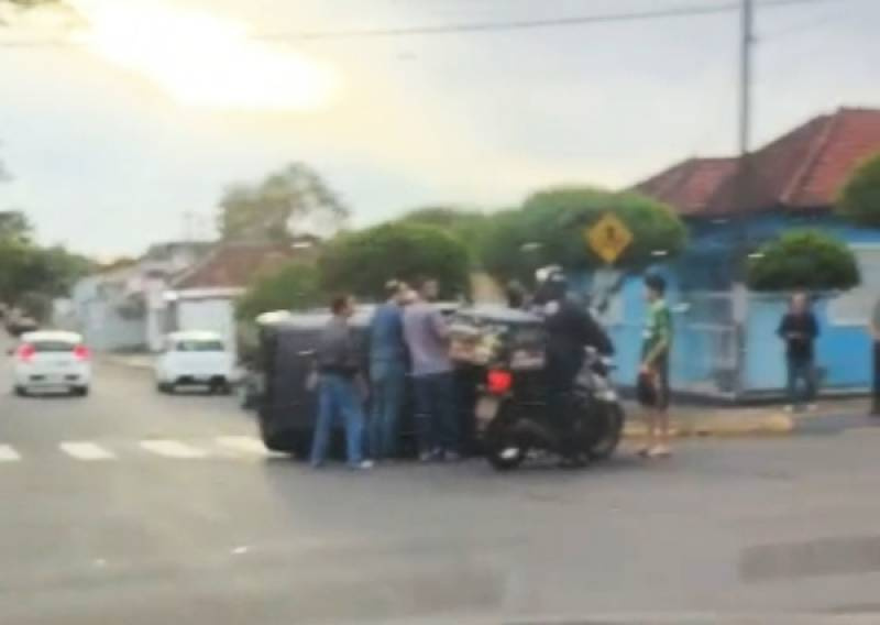 Colisão entre Corsa e Uno termina com veículo tombado na Avenida São João, em Santo Ângelo