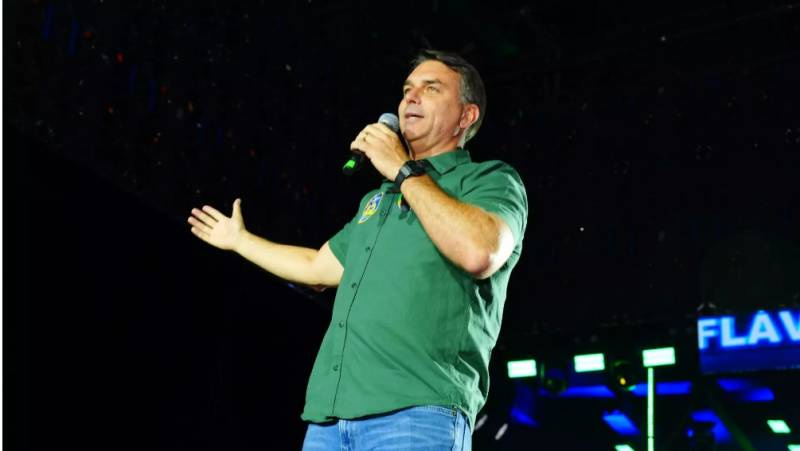 Após sair do Brasil, Flávio primeiro se declara “presidente eleito do Brasil” e depois troca para “líder”