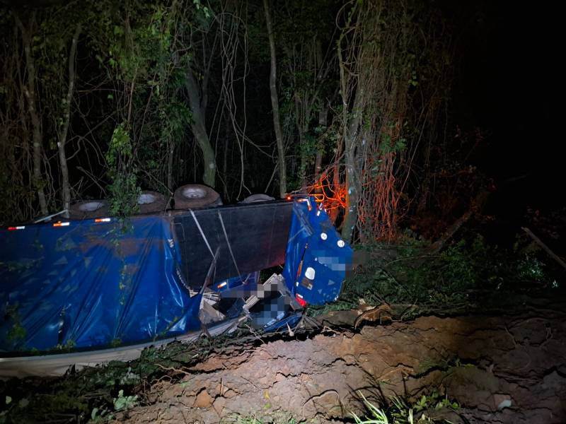 Caminhão tomba às margens da BR-285 em Panambi