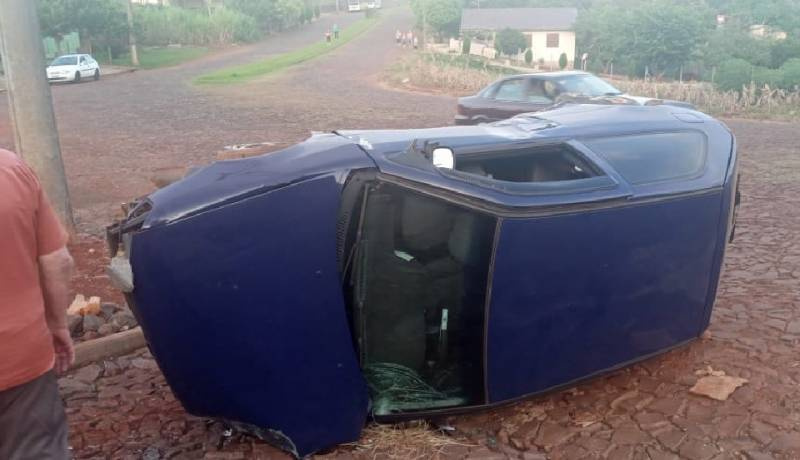 Veículo colide em poste e capota