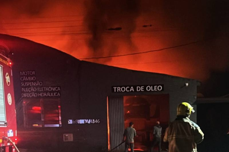 Madrugada de incêndio: oficina mecânica fica completamente destruída em Guarani das Missões