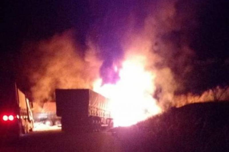 Acidente envolvendo três caminhões deixa um morto e bloqueia BR-293, em Piratini