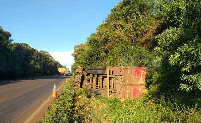 Carreta tomba na BR 285 próximo a Coronel Barros