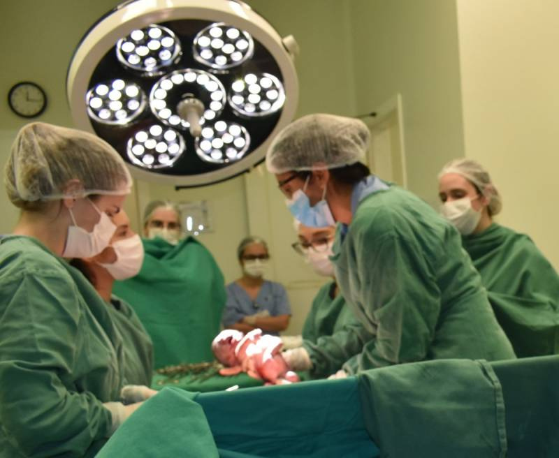 Em caso raríssimo, mulher dá à luz trigêmeos idênticos no Hospital Santo Antônio, em B