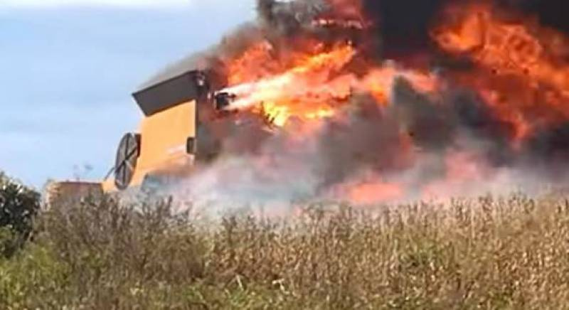 Mais uma colheitadeira pega fogo no interior do RS
