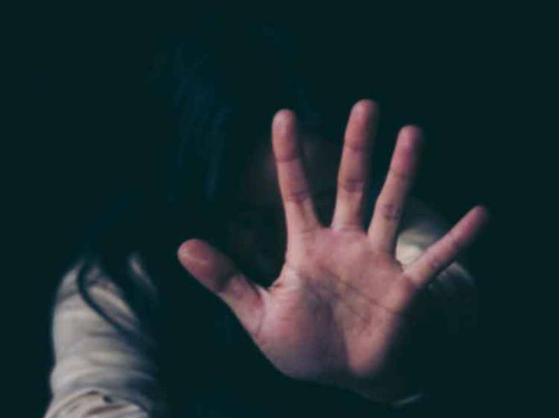 Padrasto enforca enteada até a morte e foge em Porto Alegre