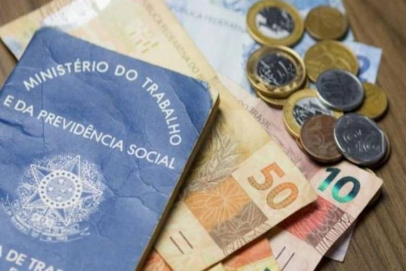 Governo federal propõe salário mínimo de R$ 1.147 para 2022.