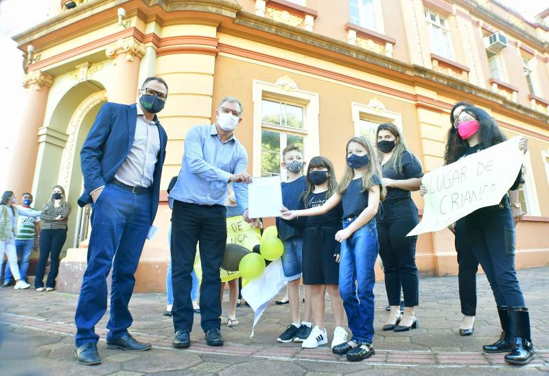 Prefeito recebe documento de pais que querem volta das aulas presenciais