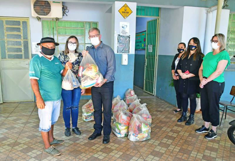 SMEd entrega 138 cestas básicas a famílias da Escola Antônio Manoel