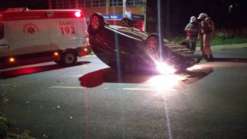 Mulher capota veículo no Centro de Ijuí