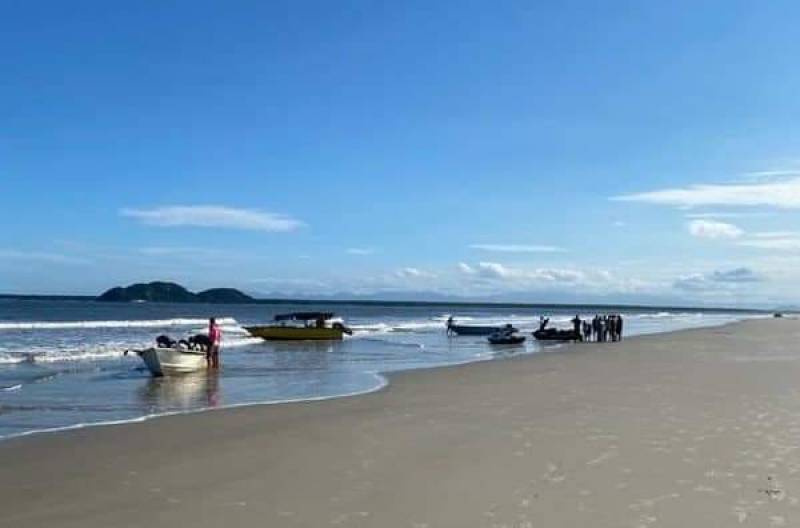 Criança de 6 anos ajuda salvar três pessoas após barco virar no litoral do Paraná