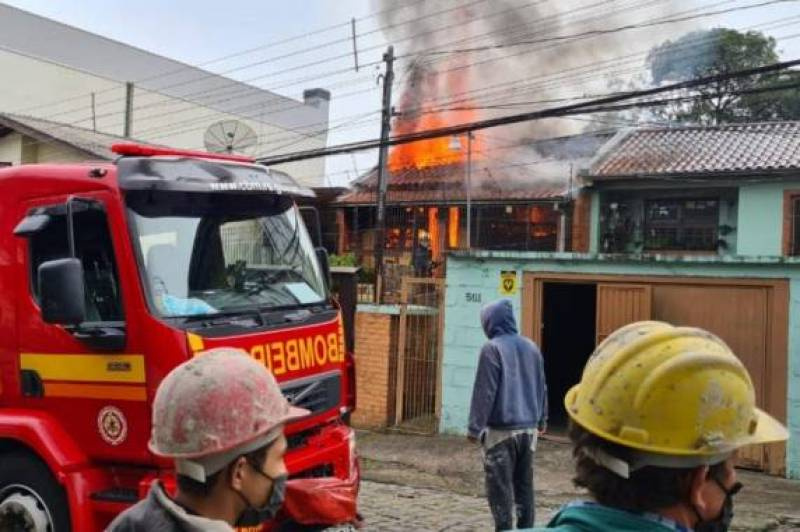 Homens usaram escada, pularam muros e levaram choques para salvar idosa de incêndio em Caxias do Sul