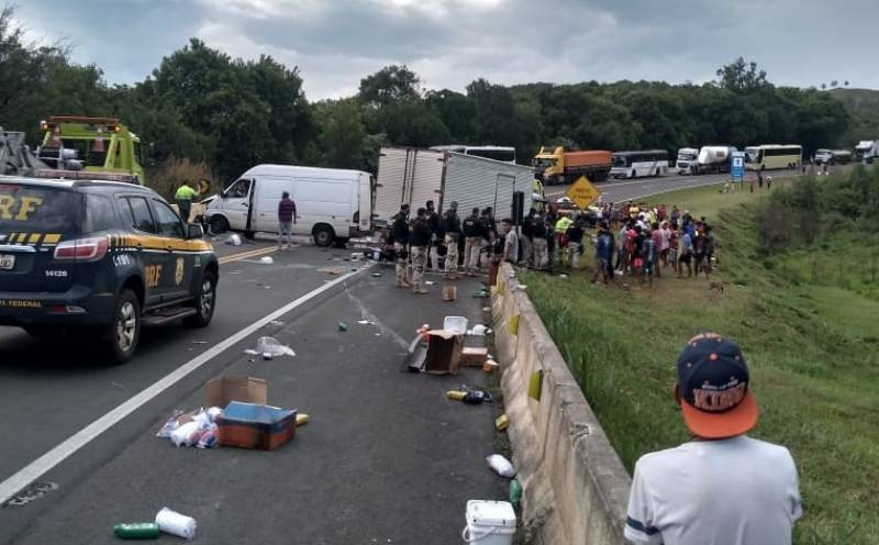 Populares ignoram motorista morto no chão e roubam a carga após acidente com caminhão