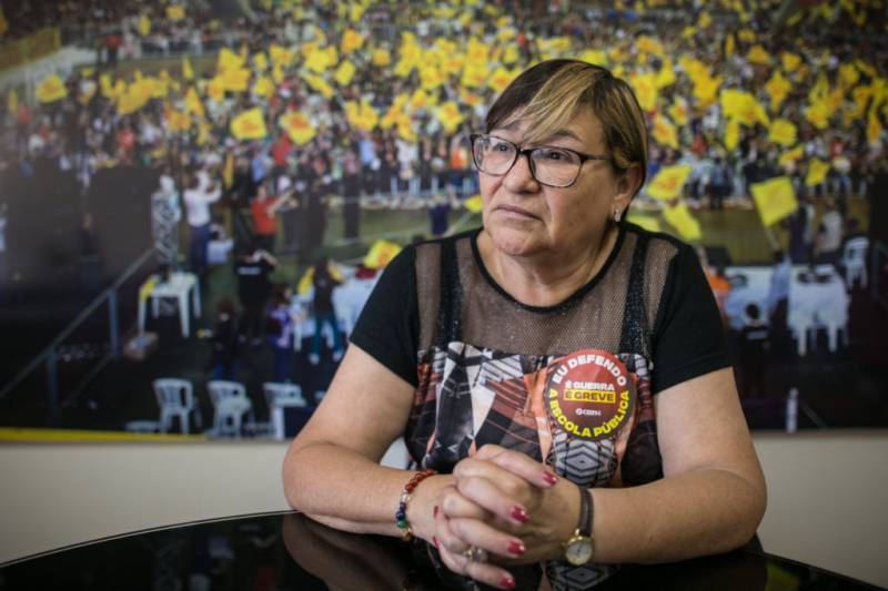 ‘O governo simplesmente nos joga, junto com os alunos, pra dentro das salas de aula’