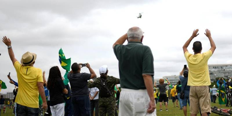 Bolsonaro sobrevoa de helicóptero manifestação em seu apoio na Esplanada