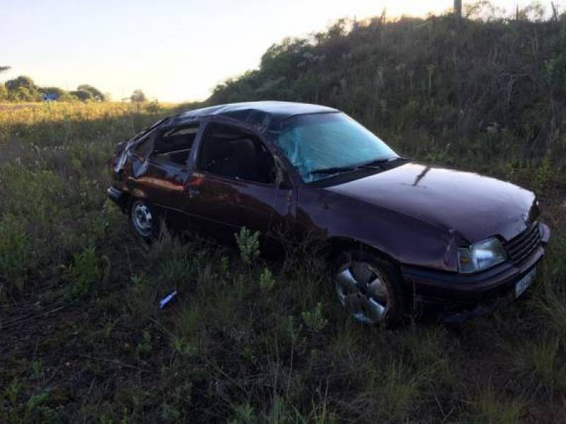 Veículo capota e deixa duas pessoas feridas na BRl-285