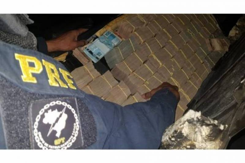 PRF apreende quase dois milhões de reais sem procedência na BR-290