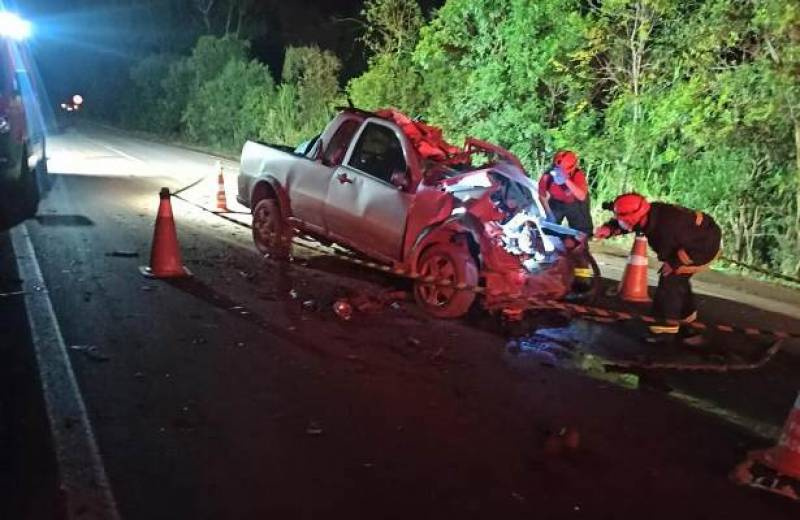Homem morre após acidente entre caminhonete e retroescavadeira na ERS 324