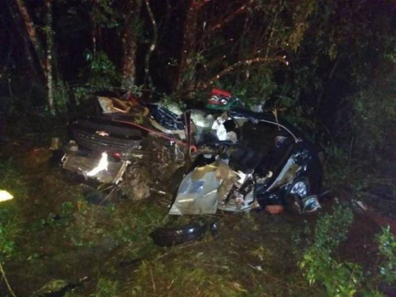 Mulher é vitima fatal após colidir veículo em carreta