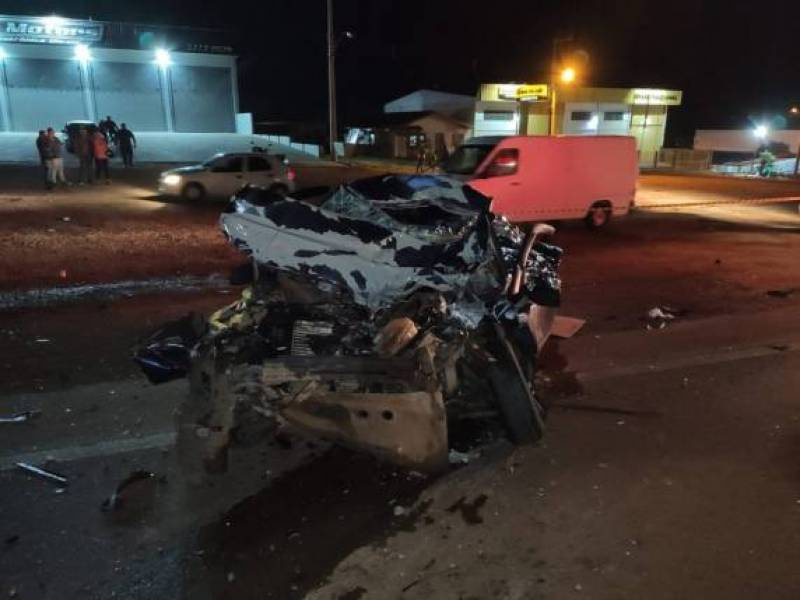 Colisão entre carro e carreta deixa um morto em Passo Fundo