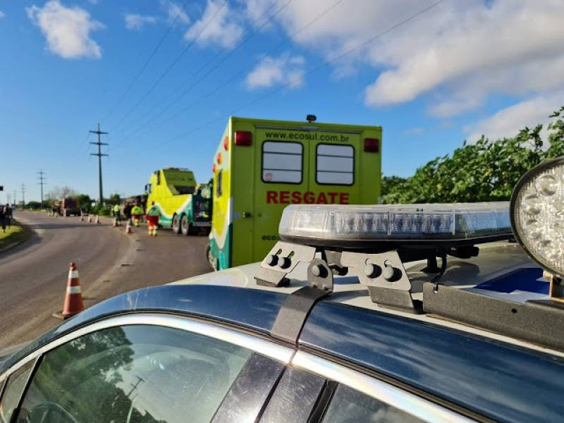 Carroceria de carreta tomba e mata ciclista na BR 392