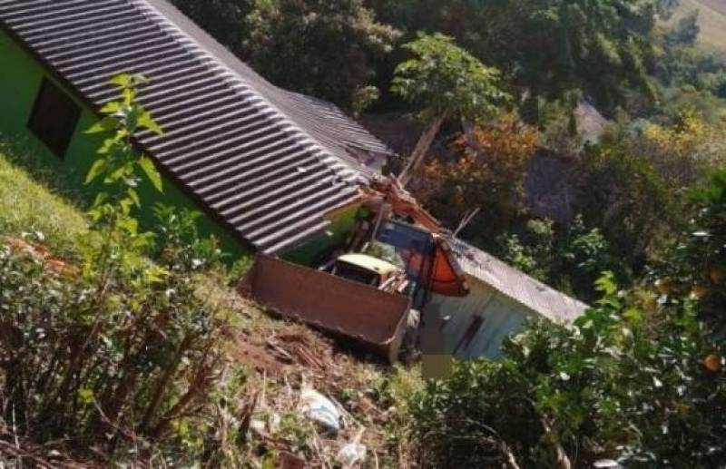 Retroescavadeira desgovernada atinge casa, mata mulher e deixa criança ferida no RS