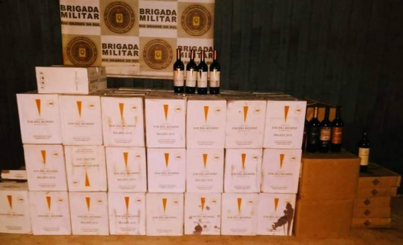 Brigada Militar apreende grande quantidade de garrafas de vinhos em Porto Mauá