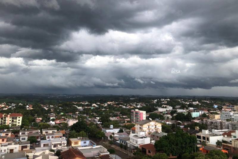 Domingo ventoso tem sol e chuva no RS