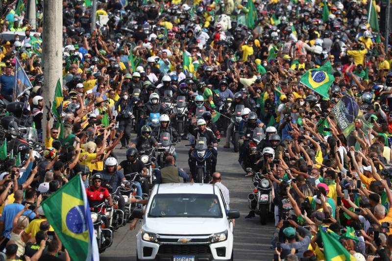 Presidente Bolsonaro realiza passeio de moto com apoiadores no Rio de Janeiro 