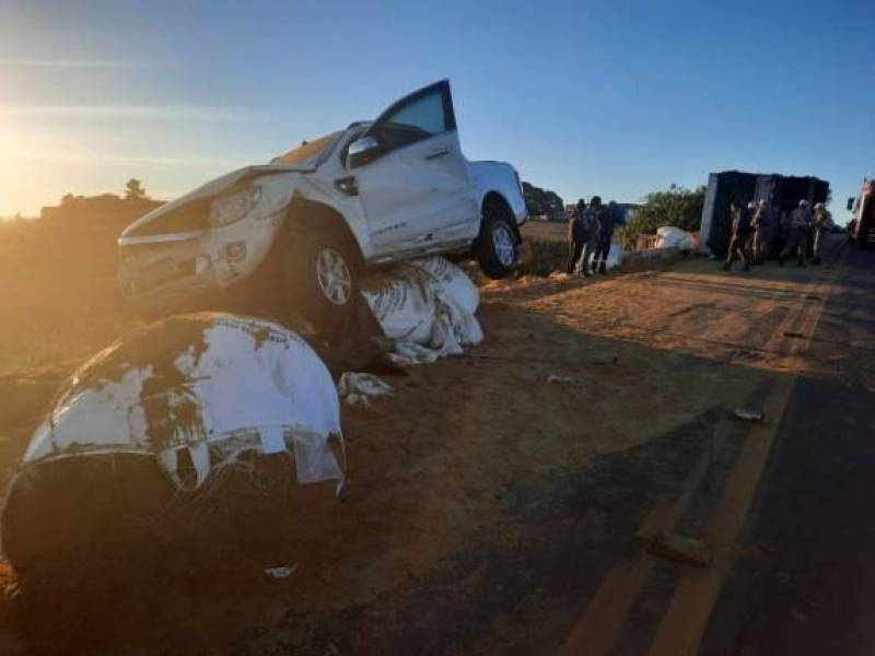 Três pessoas ficam feridas após acidente envolvendo caminhonete e carreta em Passo Fundo