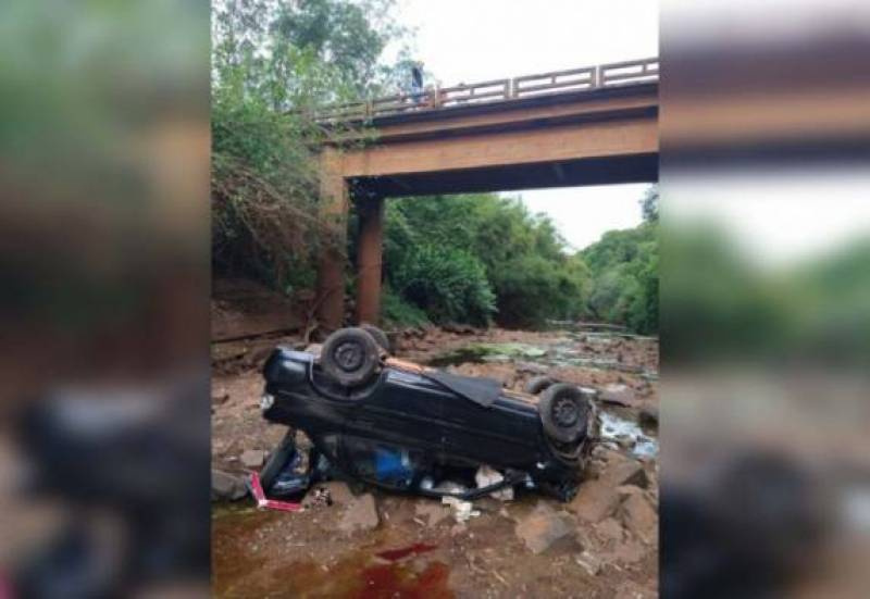 Mulher e criança morrem após queda de veículo de uma ponte na BR 377 em Cruz Alta