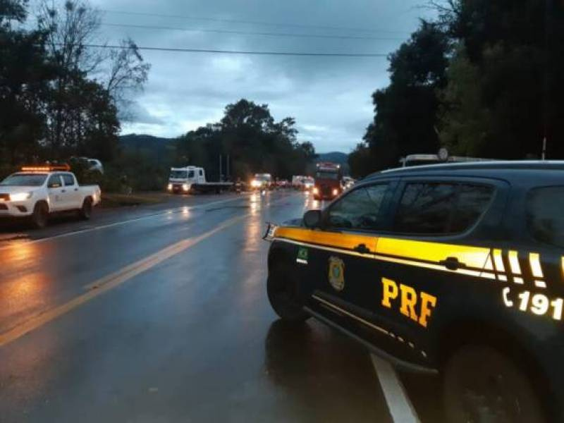 Acidente deixa quadro adultos e uma criança gravemente feridos na BR 386 em Marques de Souza