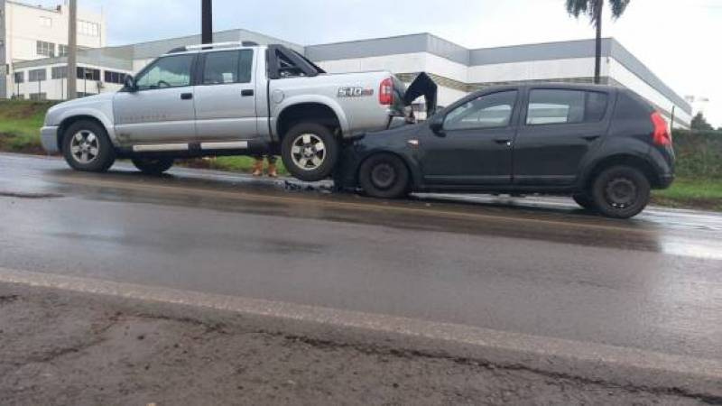 Sandero colide na traseira de uma S10 na BR 285 em Ijuí