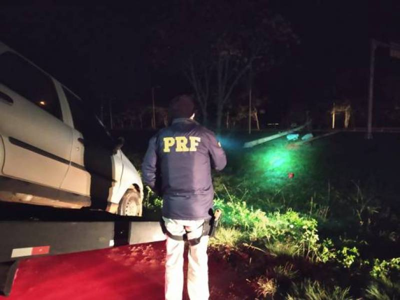 Motorista de Santa Rosa se recusa a fazer o teste do bafômetro depois de bater com veículo e derrubar poste em São Borja