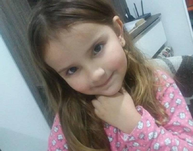 Menina de 5 anos morta estrangulada pelo pai é sepultada