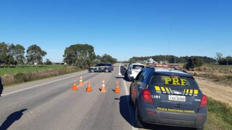 Colisão entre carro e ônibus deixa três mortos, incluindo uma criança, na BR-471